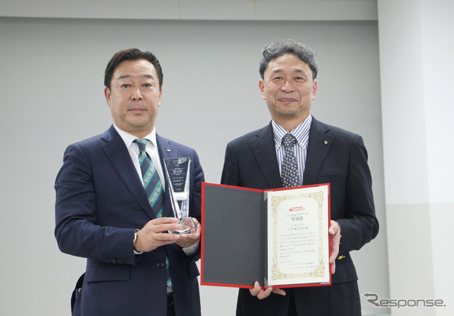 スズキ 商品企画本部 四輪商品第二部 チーフエンジニアの小堀昌雄氏(右)とオートアフターマーケット連絡協議会 理事の中村秀隆氏(左)