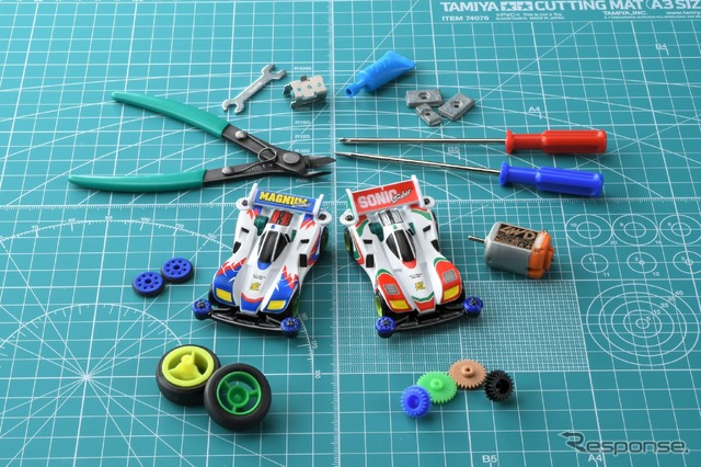 タカラトミー・トミカとタミヤ・ミニ四駆のコラボ (C)TOMY (C)TAMIYA (C)こしたてつひろ/小学館・ShoPro