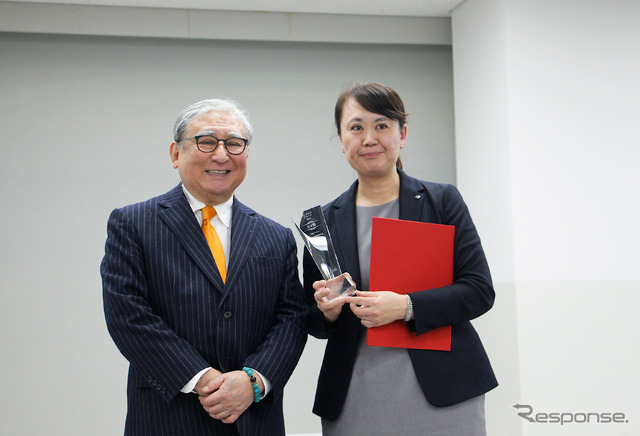 日産自動車 日本マーケティング本部 チーフマーケティングマネージャーの近藤啓子氏(右)とオートアフターマーケット活性化委員会代表の住野公一氏