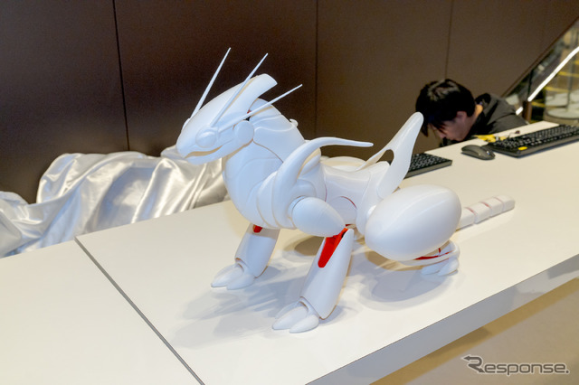 TOYOTA Engineering Society MIRAIDON の制作前に作られた5分の1サイズの模型。ギミックなど動きの確認などに使われていたとのこと。