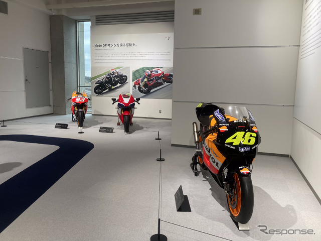 ホンダ RC211V(右),RC213V(左奥)