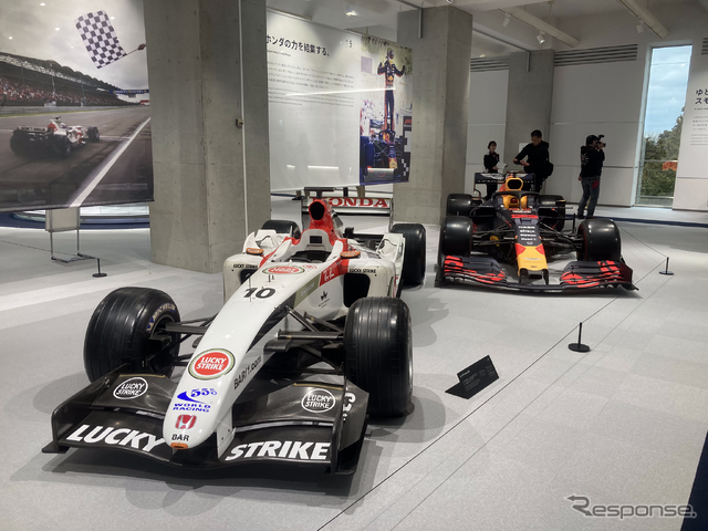 B・A・R ホンダ 006(左),レッドブル レーシング RB15(右奥)