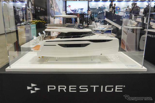 6月に発売する「PRESTIGE」のカタマランタイプ「PRESTIGE M48」の模型(ジャパン・インターナショナルボートショー2024)