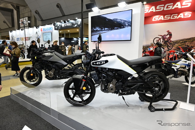 ハスクバーナ ヴィットピレン401。奥がスヴァルトピレン401(東京モーターサイクルショー2024)