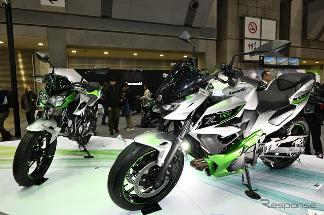 カワサキ Z7 Hybrid(手前)とEVのZ e-1(奥)(東京モーターサイクルショー2024)