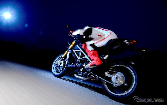 ドゥカティ ストリートファイター、出力を抑えた日本向けモデルを発売