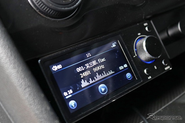 ゴールドホルンのパネルコントローラーをセンタークラスターにインストール。漢字の曲名表示など情報量も豊かな表示部だ。