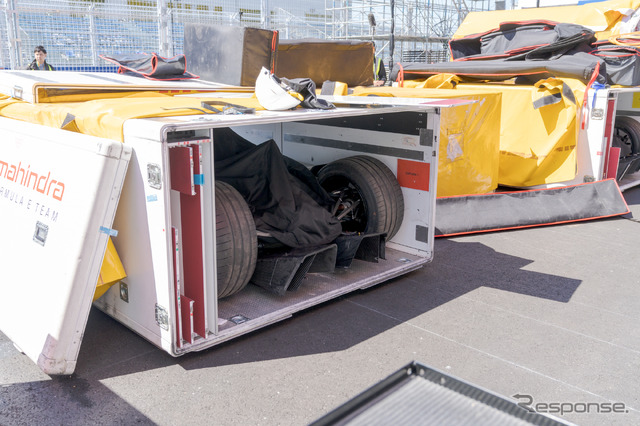 コンテナには車体も格納されている。