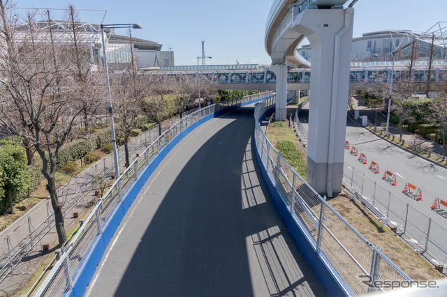東京ビッグサイト周辺道路はすでに一部が通行止めとなっている。東京ビッグサイト前交差点から南側に伸びる有明南縦貫線はレースコース仕様となっていた。