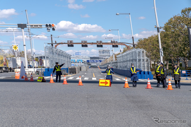 東京ビッグサイト前交差点から東側に伸びる青海・有明南連絡線の道路は、サイドウォールが設置され通行止めとなっている。