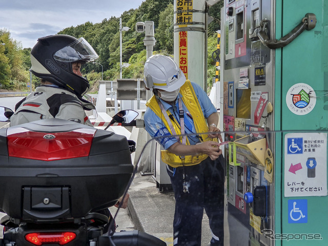 Trui HanoulleさんとGaea Schoetersさんの今回の日本ツーリングの様子。