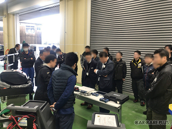 同社が保有する純正診断機を並べて展示した