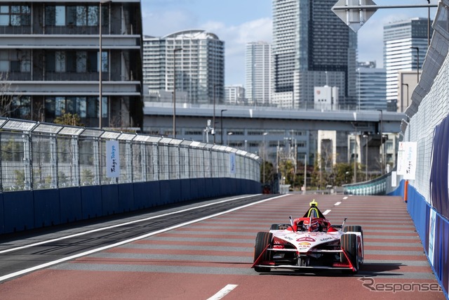 ついに東京のコースをフォーミュラEのマシンが走り始めた(#22 ローランド)。