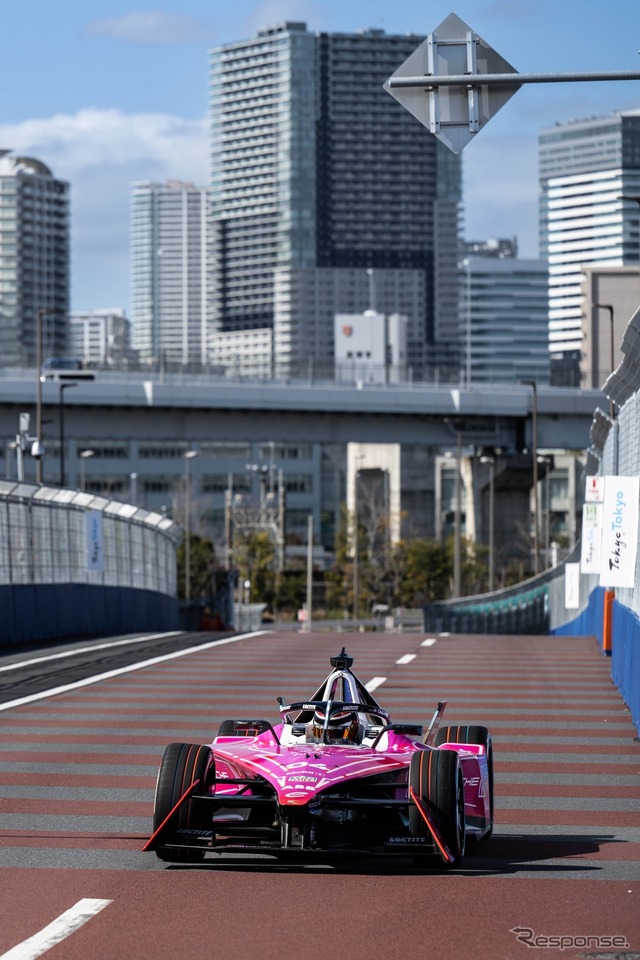ついに東京のコースをフォーミュラEのマシンが走り始めた(#94 ウェーレイン)。
