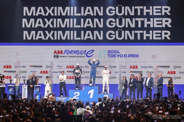 東京E-Prixの表彰式。初代優勝者はマキシミリアン・ギュンター。 (c) Formula E