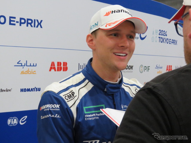 記者たちの質問に笑顔で答える優勝者ギュンター。 (c) Formula E