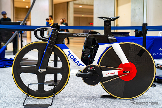 東レ・カーボンマジックが手掛けたカーボンファイバー製の競技用自転車『V-IZU』。よく見ると、随所に空力パーツが備え付けられているのが分かる