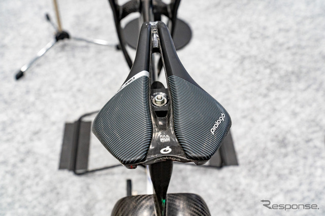 東レ・カーボンマジックの競技用自転車『V-IZU』