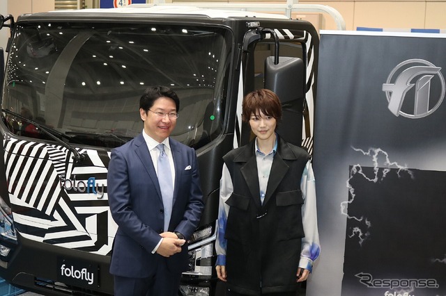 フォロフライ 小間裕康社長(左)とブランドアンバサダーである俳優・声優・歌手の七海ひろきさん(右)