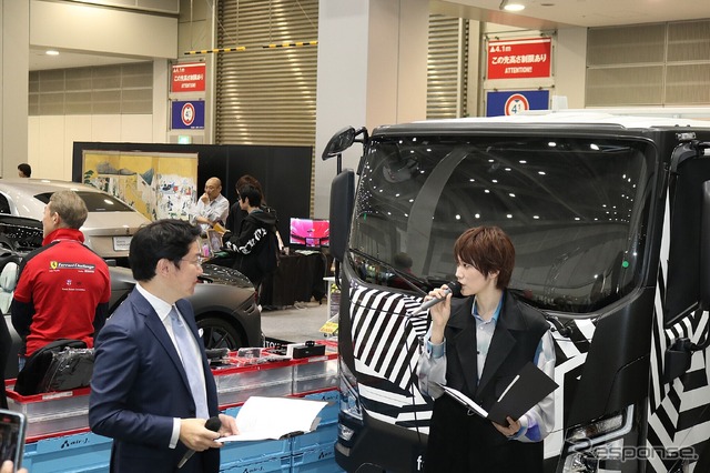 フォロフライ 小間裕康社長(左)とブランドアンバサダーである俳優・声優・歌手の七海ひろきさん(右)