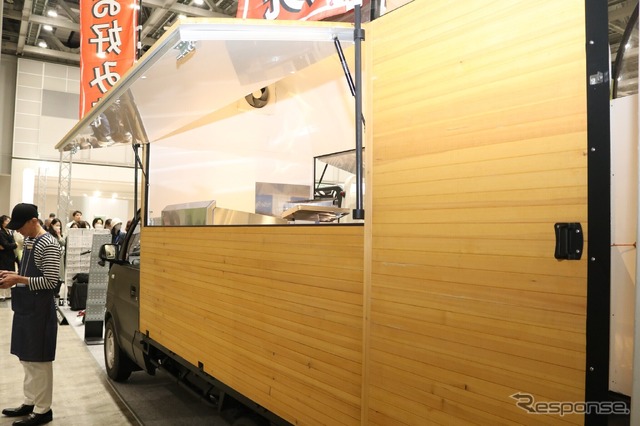 お好み焼き専門店の千房に向けてワンオフ設計された『F1』のキッチンカー