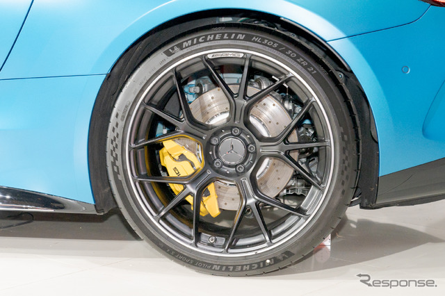 リアは305/30R21で、PILOT SPORT S 5が装着されていた。