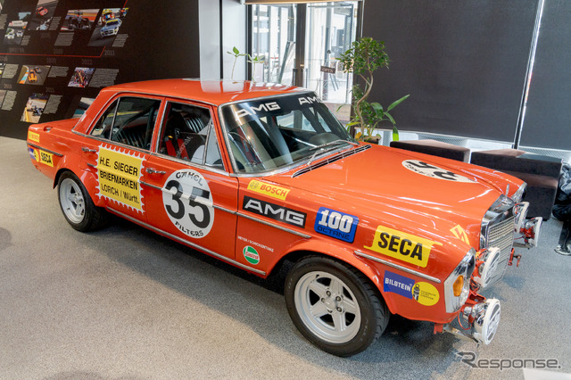 店内にはAMG300SEL6.8のレプリカも展示。