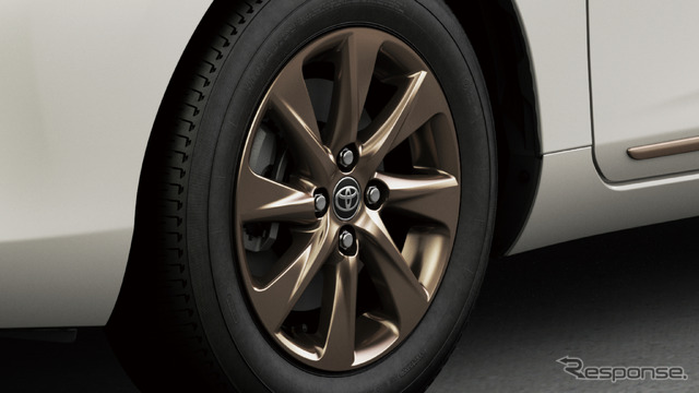 トヨタ・アクア 特別仕様車 Z“Raffine” 185/65R15タイヤ＆15×6Jアルミホイール（ブロンズ／センターオーナメント付）［E-Four］