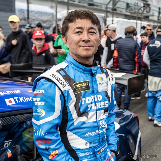 木下隆之選手：レースで活躍するかたわら、モータージャーナリストとして日本カーオブザイヤー選考委員やコラムの執筆など、活動範囲は多岐にわたる。2023年1月に同社グローバル・フラッグシップタイヤブランド「PROXES」のブランドアンバサダーに就任。