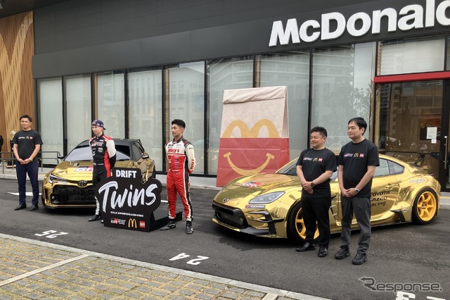 向かって左から日本マクドナルドマーケティング本部ナショナルマーケティング部の西脇大樹部長、ロバンペラ選手、ケン・グシ選手、GAZOOレーシング・カンパニーの高橋智也プレジデント、タカラトミーグローバルトミカ事業室の流石正室長