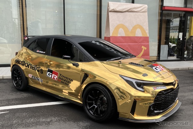マクドナルド晴海通り豊洲店に飾られたハッピーセット仕様のトヨタ『GRカローラ』
