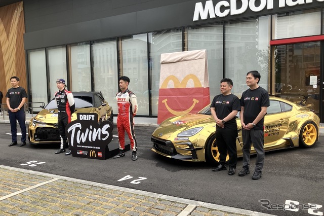 向かって左から日本マクドナルドマーケティング本部ナショナルマーケティング部の西脇大樹部長、ロバンペラ選手、ケン・グシ選手、GAZOOレーシング・カンパニーの高橋智也プレジデント、タカラトミーグローバルトミカ事業室の流石正室長