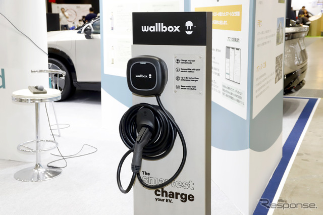 EV充電器、Wallbox「Pulsar Plus」は19.8×20.1cmとコンパクトなサイズが魅力。本体重量も2kgと軽量だ。ブースに訪れた人からは、「これが充電器なんですか? 小さいですね」という声が聞かれた。標準ケーブル長は5.5mと長く、取り回しがしやすい