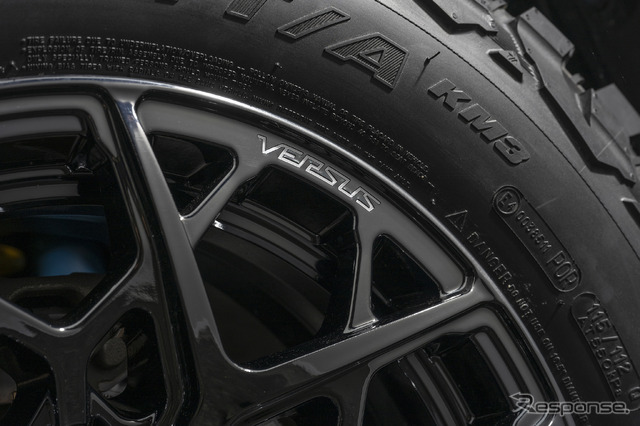 スズキ ジムニーシエラ×レイズ ベルサス VV25MX ジェットブラック(YNJ)