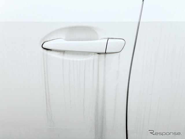 淡色車用：クリーナー性能を高めた処方で、雨ジミやしつこい汚れを除去