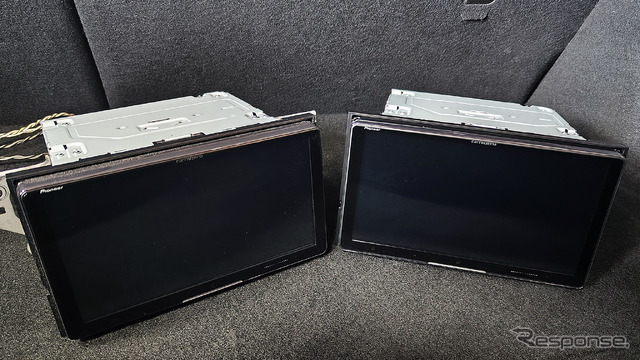 現行のサイバーナビ carrozzeria AVIC-CQ912lll(右)と前モデルのcarrozzeria AVIC-CQ912llは見た目の違いは無い