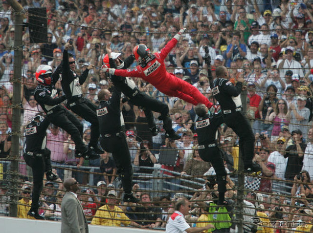 【IRL インディ500】決勝…カストロネベスが涙のフェンス登り