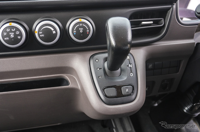 トラックもAT化が進んでいる。写真は三菱ふそうキャンターの運転席