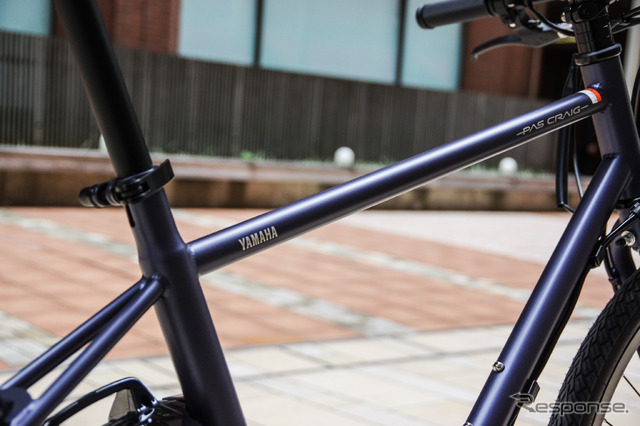 フレームはスチール製。電動アシスト自転車には珍しい丸型&細身のデザインを採用する。