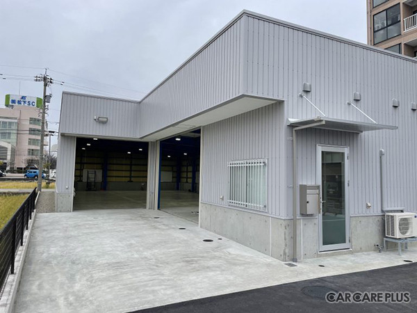 株式会社金沢丸善が昨年12月に開設した「自動車ガラス&エーミング専門店」(外観)