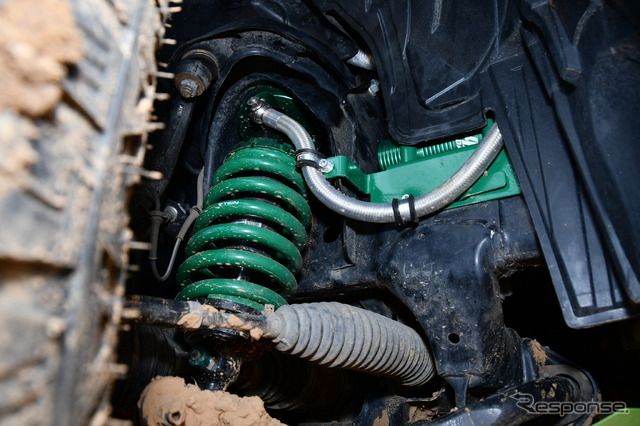 フロントに装着された4×4ダンパー グラベル2