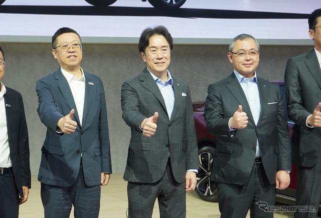 マツダ毛籠勝弘社長(中央)