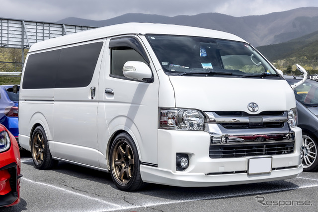 トヨタ ハイエース×ボルクレーシングTE37SB 225/50R18