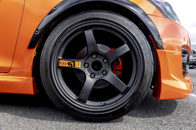 スズキ スイフト×グラムライツ57CR SPEC D 215/45R17