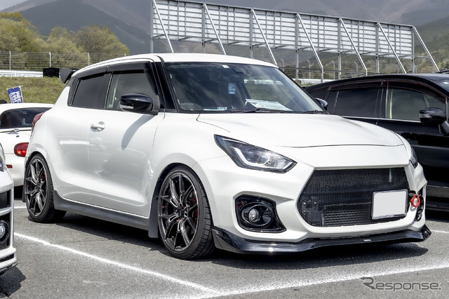 スズキ スイフト×グラムライツ57FX 205/40R18