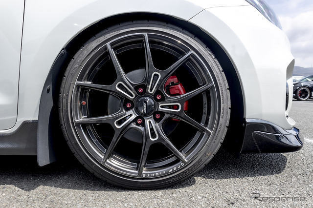 スズキ スイフト×グラムライツ57FX 205/40R18