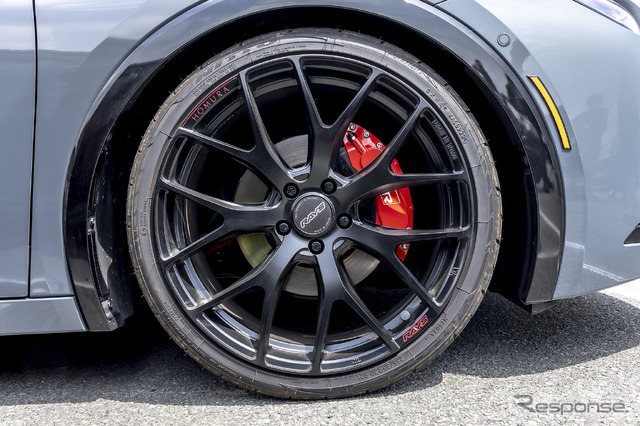 トヨタ プリウス×ホムラ2×7FT SPORT EDITION 235/35R20