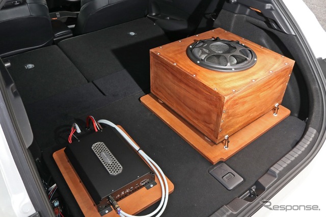 あえて木目を残したままのウッド素材を使ったインストールデザインがおしゃれでラゲッジ内で映える。