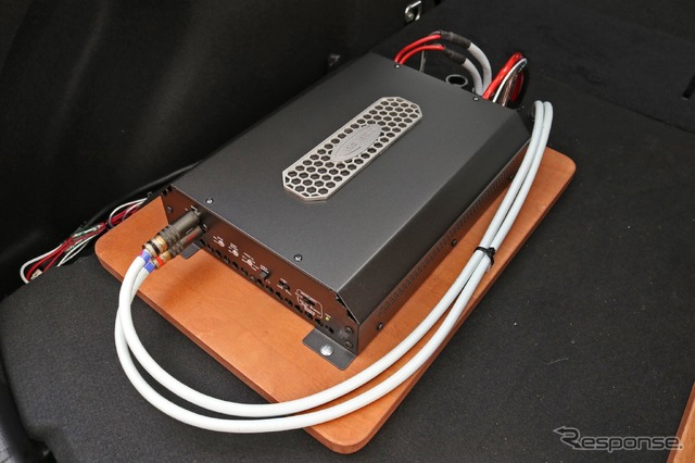 サブウーファー用のパワーアンプもラゲッジフロアに設置されている。ARCオーディオのKS300.2V3を用いている。