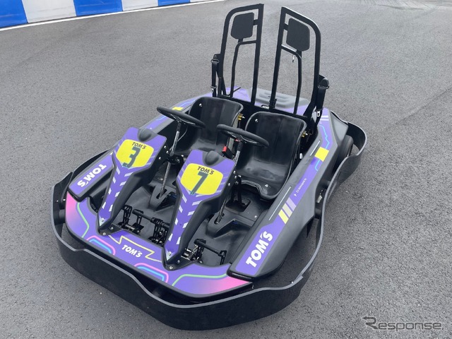 親子一緒に屋外コースを走行できる2人乗りEVカート
